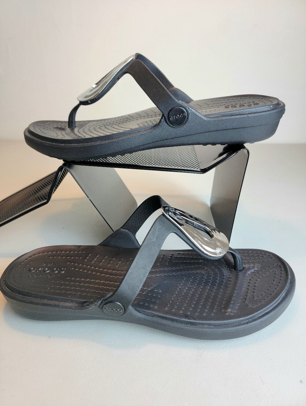 Crocs Sanrah Liquid Metallic Wedge Flip Flops Sandals Black/Silver Womens Sz 7 - Picture 5 of 10
